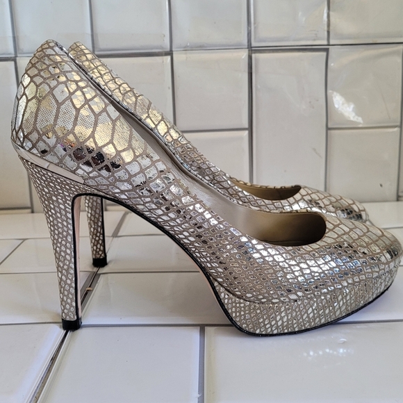 White House Black Market Shoes - WHITE HOUSE BLACK MARKET SNOWFLAKE Textured Leather Platform High Heel Pumps  4i